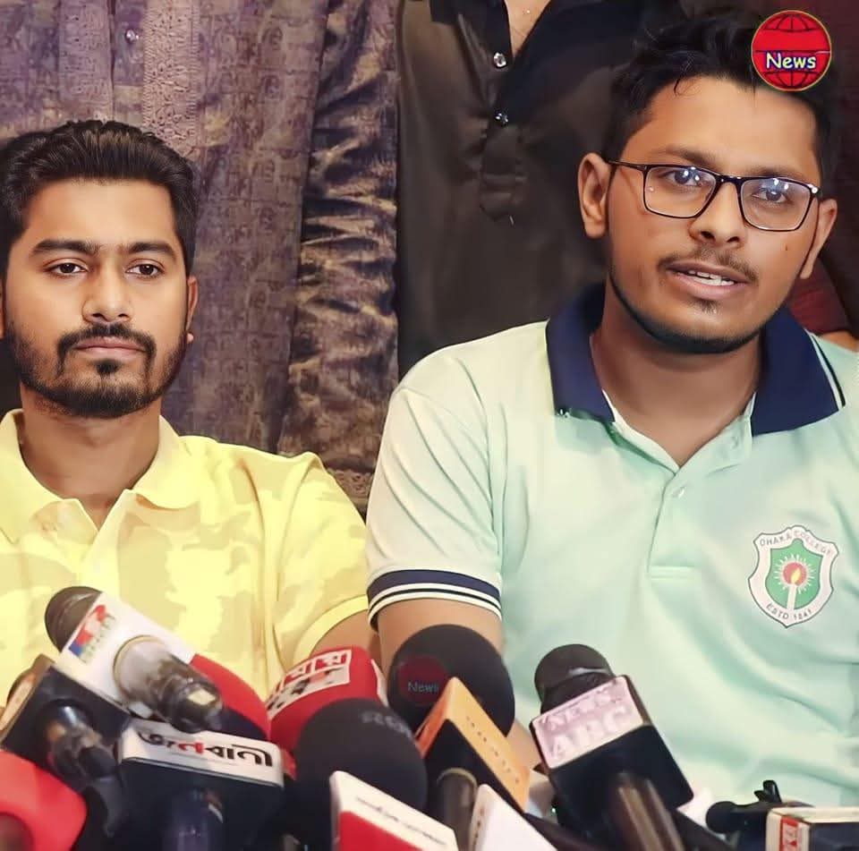 ঢাকা কলেজের জার্সি পরে সংবাদ সম্মেলনে একাধিক গণমাধ্যমের মাইক্রোফোনের সামনে বক্তব্য