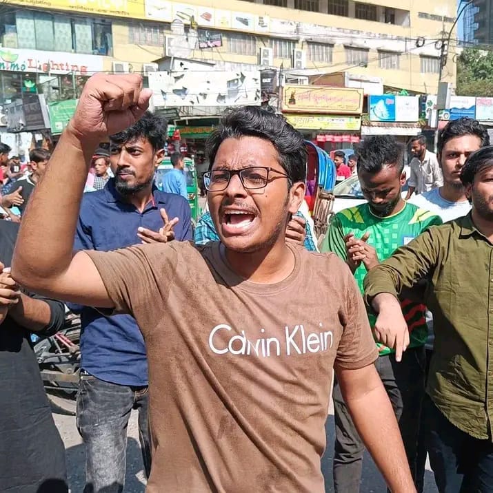 মুঠি তুলে স্লোগান দিচ্ছেন নাজমুল হাসান, পেছনে কর্মীরা