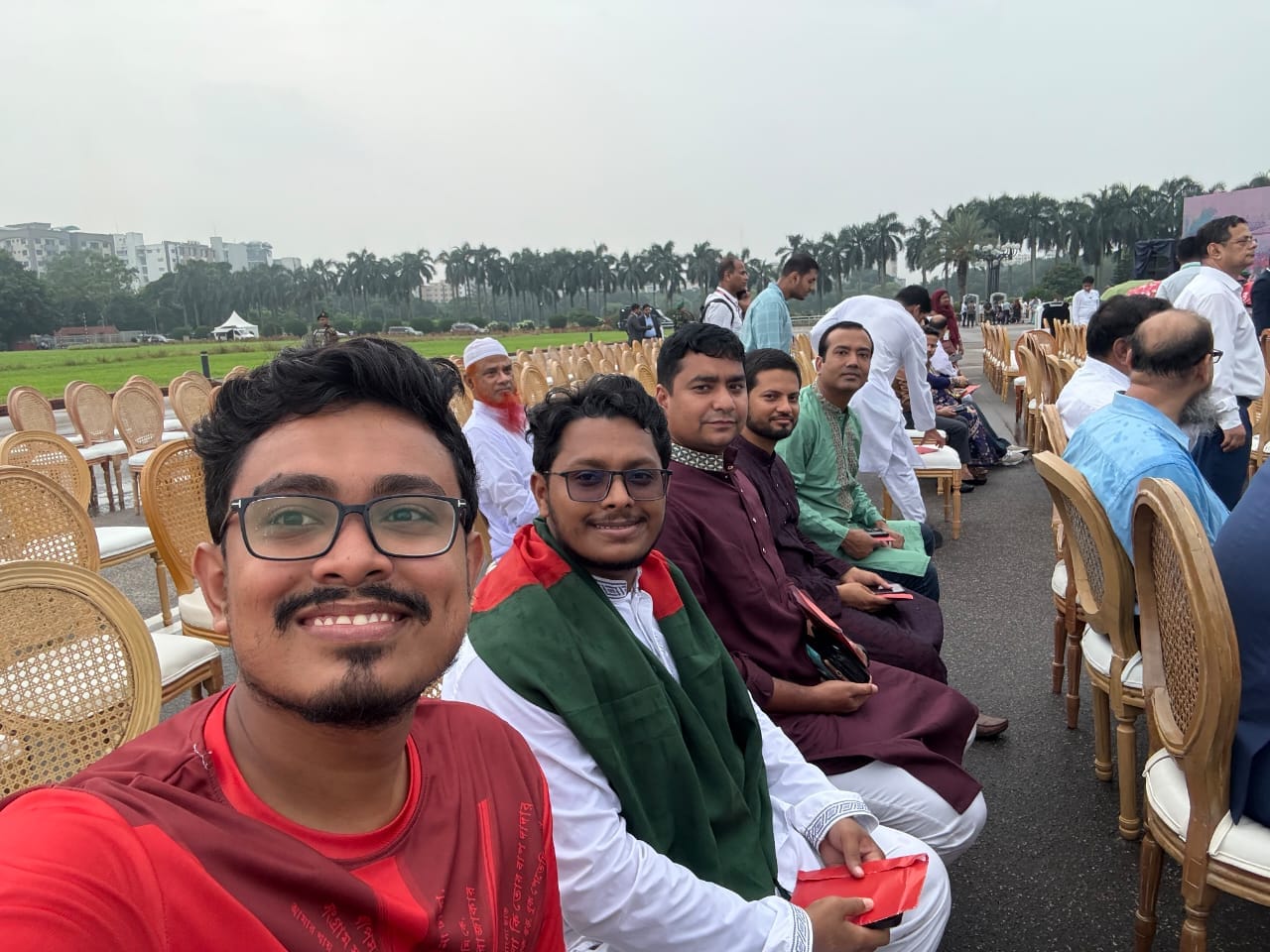 বাংলাদেশের পতাকার ওড়না গায়ে অনুষ্ঠানের সামনের সারিতে বসে নাজমুল হাসান