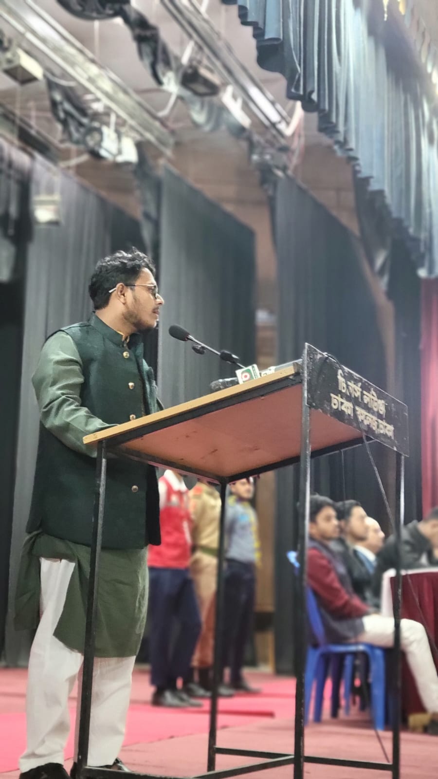 টি.এস.সি.-র নবীন বরণ অনুষ্ঠানের মঞ্চে বক্তব্য দিচ্ছেন নাজমুল হাসান