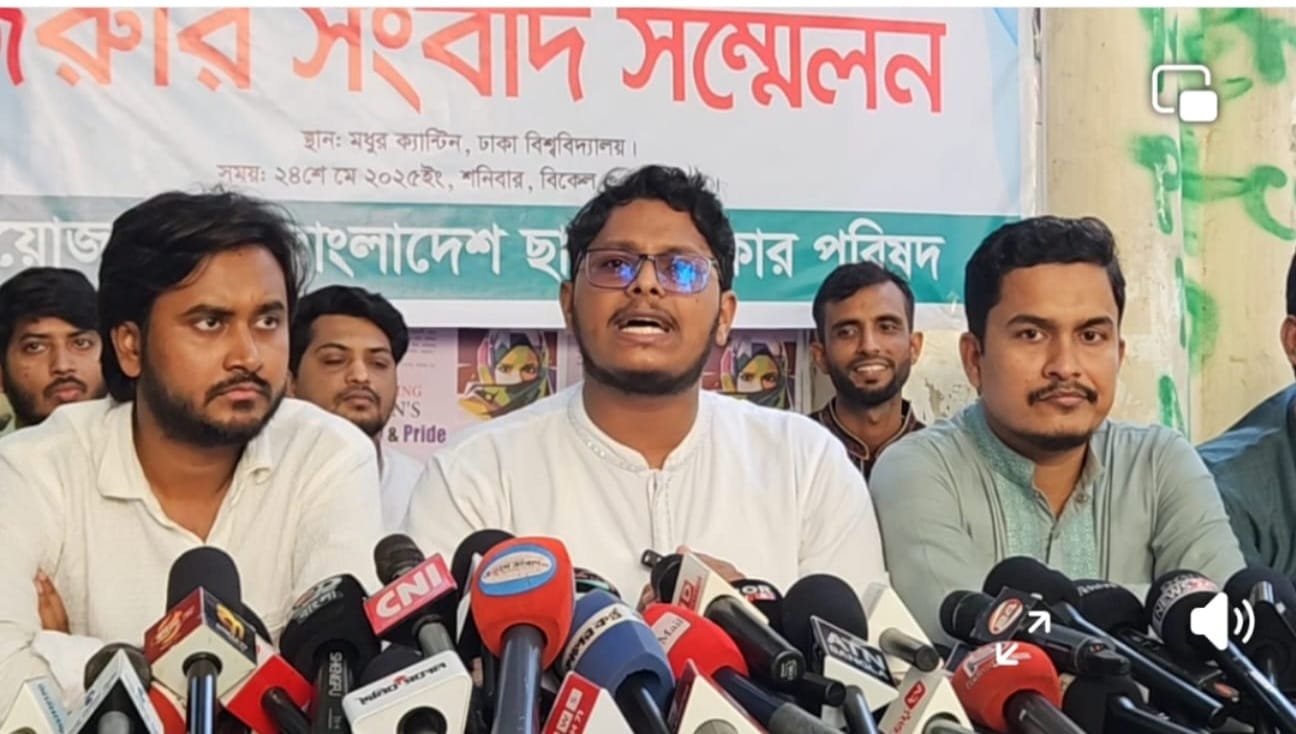 মধুর ক্যান্টিনে জরুরি সংবাদ সম্মেলনে একাধিক গণমাধ্যমের মাইক্রোফোনের সামনে বক্তব্য