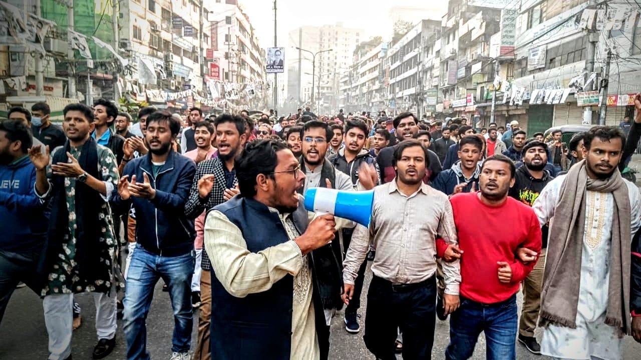 রাজপথে বিশাল মিছিলে হ্যান্ডমাইক নিয়ে অগ্রভাগে নেতাকর্মীরা