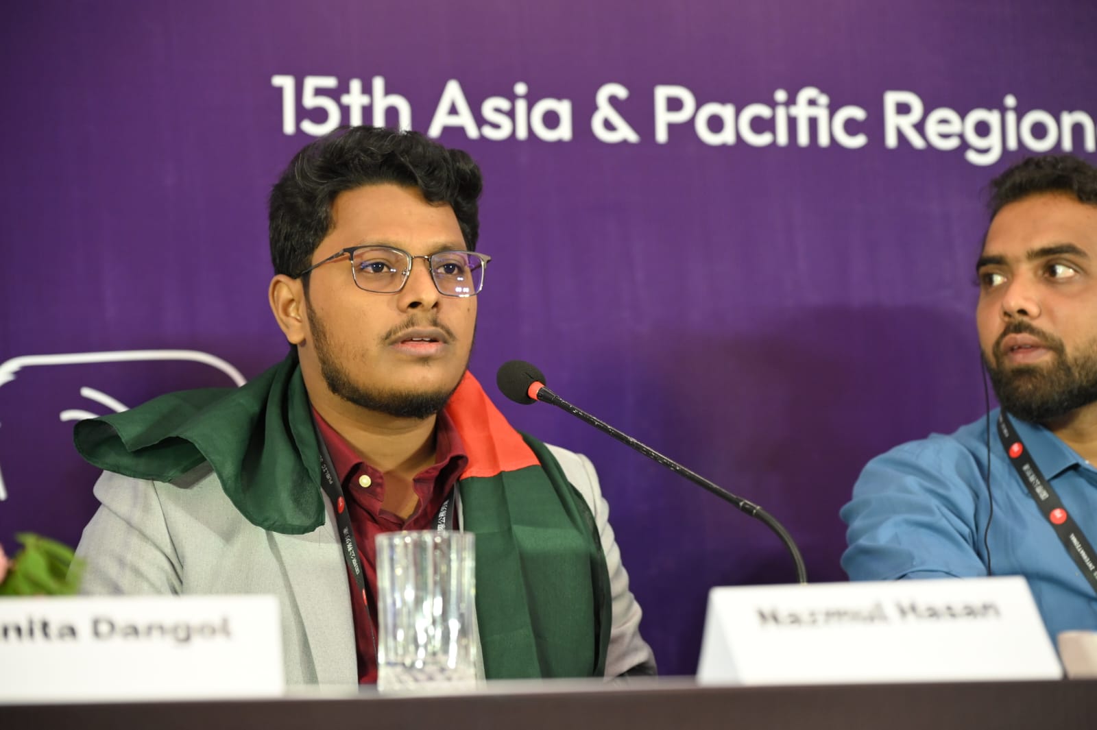 ১৫তম এশিয়া ও প্যাসিফিক আঞ্চলিক সম্মেলনে বাংলাদেশের পতাকা গায়ে জড়িয়ে বক্তব্য দিচ্ছেন নাজমুল হাসান