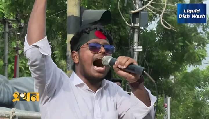 একাত্তর টিভির প্রতিবেদনে মাইকে বক্তব্যরত নাজমুল হাসান