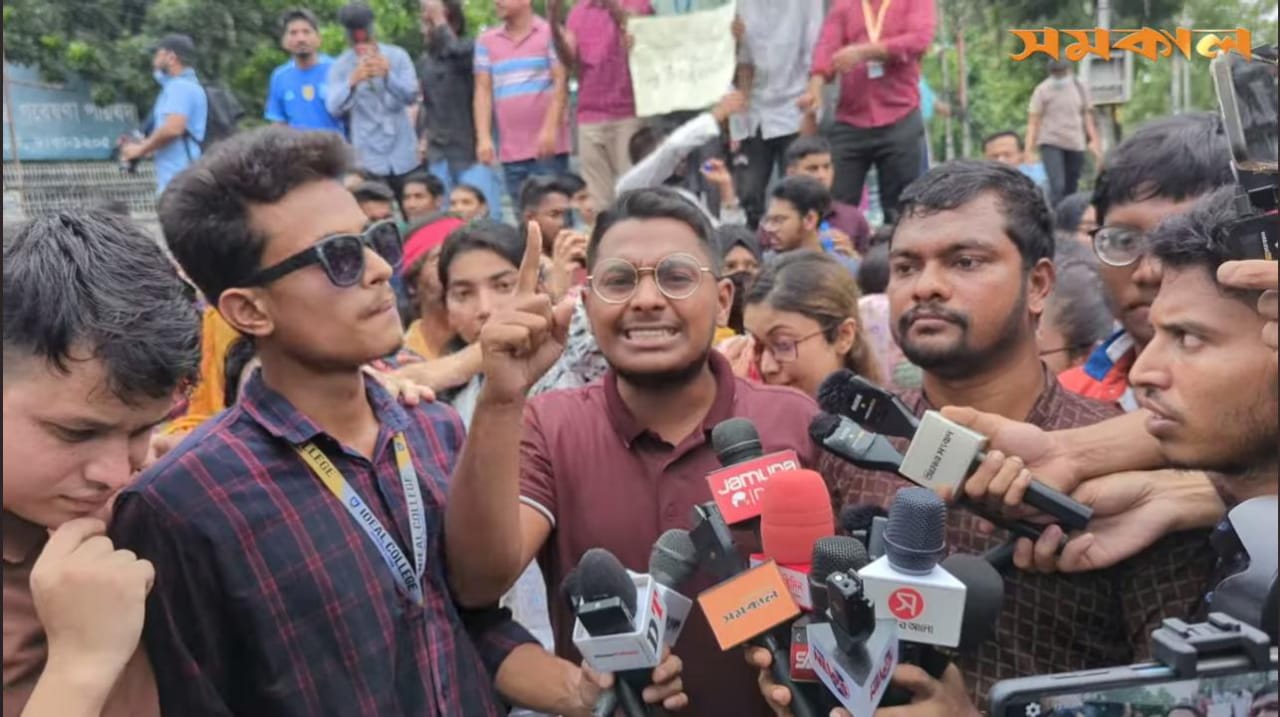 শিক্ষার্থীদের কর্মসূচিতে গণমাধ্যমের সামনে হাত তুলে বক্তব্য দিচ্ছেন নাজমুল হাসান
