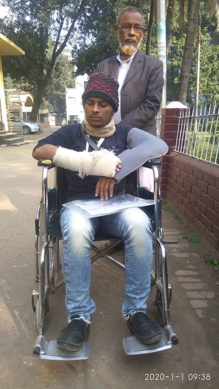 হাসপাতাল প্রাঙ্গণে হুইলচেয়ারে আহত এক শিক্ষার্থী; হাত ও ঘাড়ে ব্যান্ডেজ